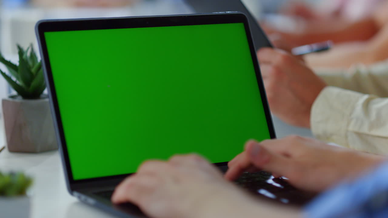 las manos del hombre escribiendo en la oficina de la computadora portátil. hombre de negocios desconocido usando la computadora.