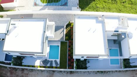 Vuelo-De-Drones-Sobre-Villas-Privadas-Con-Piscinas-Al-Aire-Libre-En-Novalja,-Croacia