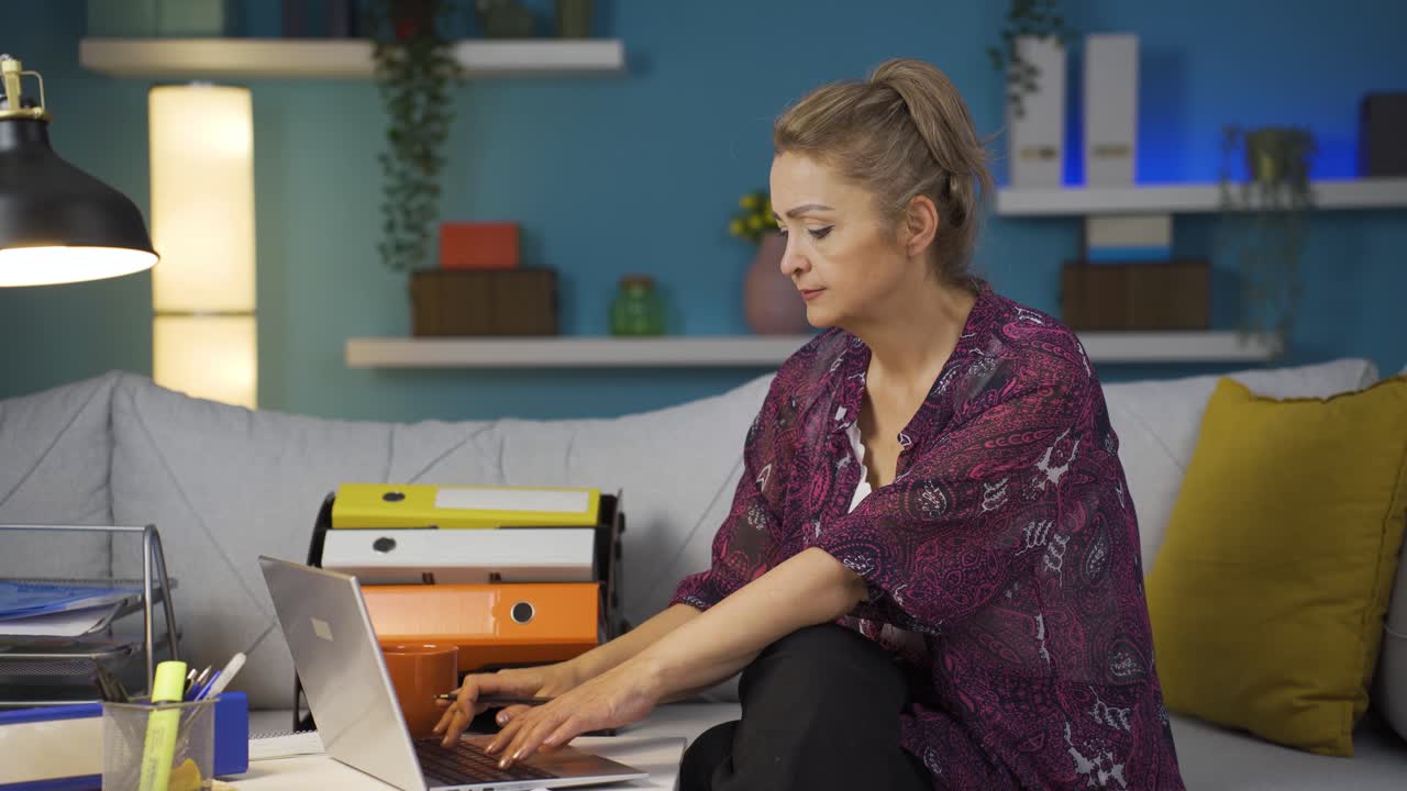 trabajadora de oficina en casa mujer trabajando relajada y pacíficamente.