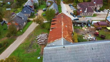 vista aérea del palacio krimulda en el parque nacional de gauja cerca de sigulda y turaida, letonia