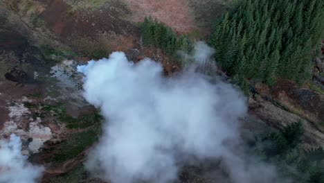 fuente termal humeante en el paisaje geotérmico de hverir en el sur de islandia