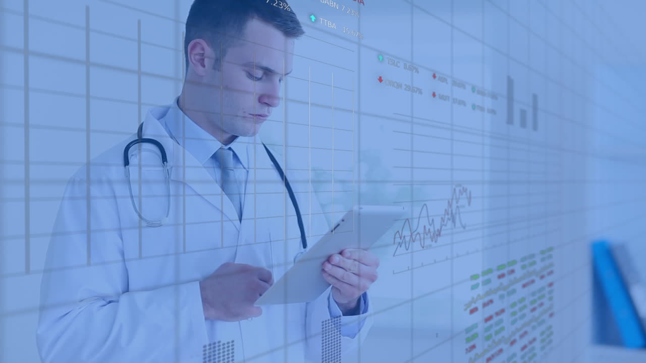 animación del procesamiento de datos financieros sobre un médico caucásico usando una tableta digital en el hospital.