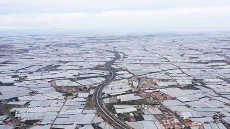 Vista-Aérea-De-La-Carretera-Mar-De-Plástico-España-Interminables-Campos-De-Invernaderos-Día-Nublado