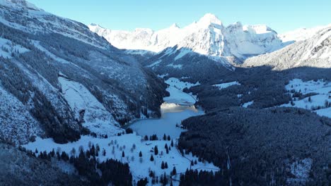 Obersee-Suiza-Glaris-Increíble-Revelación-Aérea-Del-Lago-Y-Las-Montañas