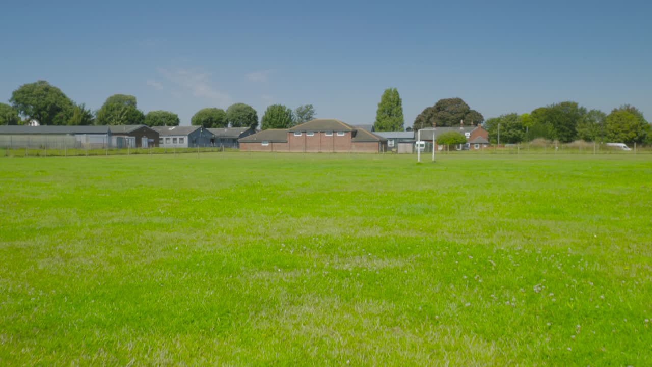 잉글랜드 에섹스 주 하위치 에 있는 학교 근처 에 있는 잔디 로 된 축구장