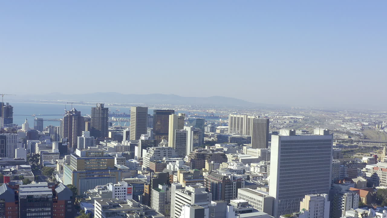 지역 주민 들 과 휴양객 들 이 사랑 하는 것