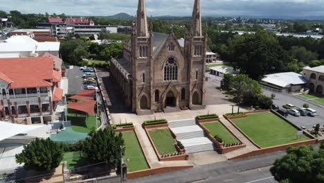 drone descendiendo frente a una gran iglesia católica en australia