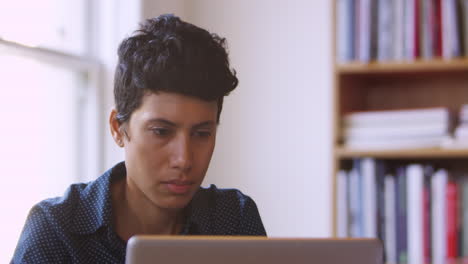 mujer de negocios usando una computadora portátil en el escritorio en la oficina filmada en r3d