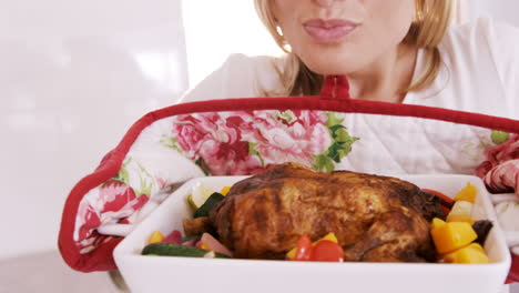 mujer rubia presentando su plato