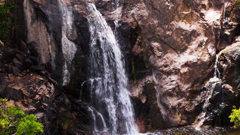 encantadoras cascadas ocultas en las profundas montañas de la jungla del parque nacional de nui chua, ninh thuan, vietnam