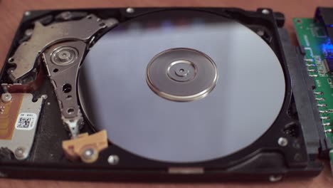el disco duro está tendido en la mesa, parpadeando y girando el disco. trabajo de hackeado