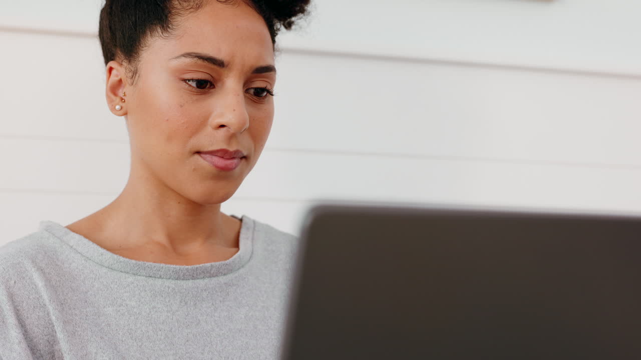 mujer concentrándose en la computadora portátil