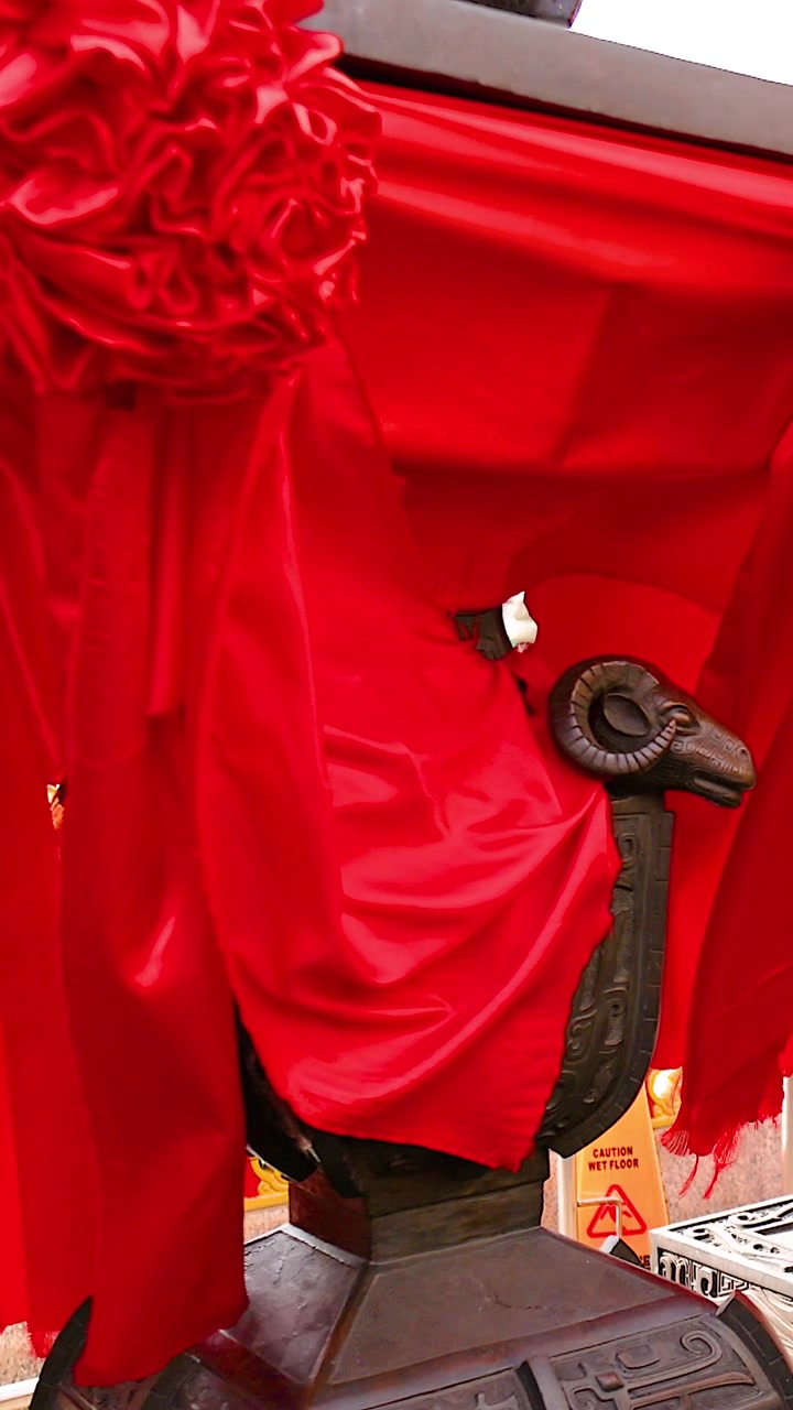 Quemador de incienso decorado con tela roja vibrante
