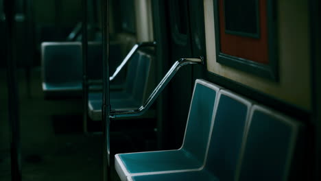 el vagón del metro está vacío debido al brote de coronavirus en la ciudad
