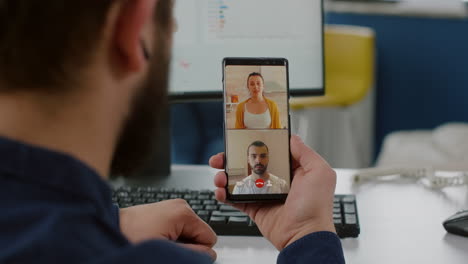 gerente inválido discapacitado hablando por videollamada con amigos