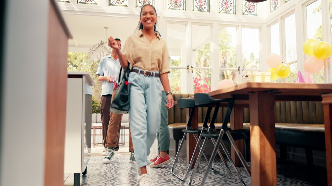 가족, 자녀 및 친구들이 포옹하는 동안