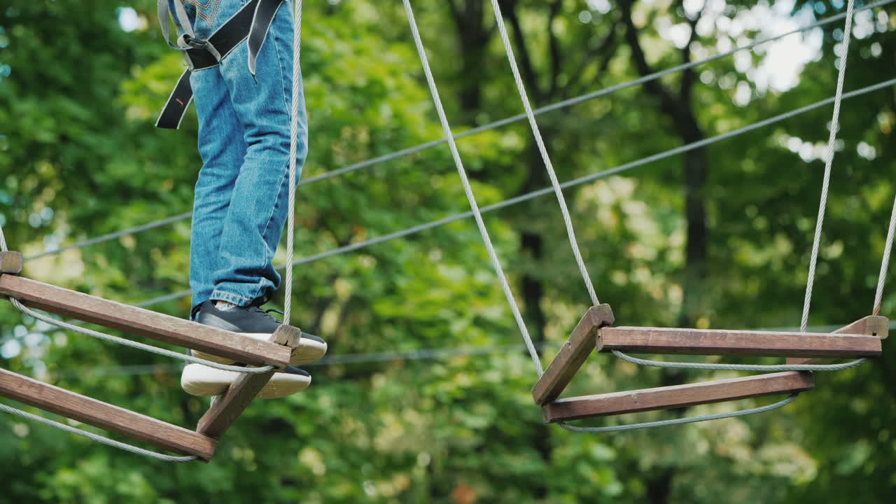 el niño está atascado en un obstáculo de cuerda y no puede dar un paso para superar el concepto de miedo