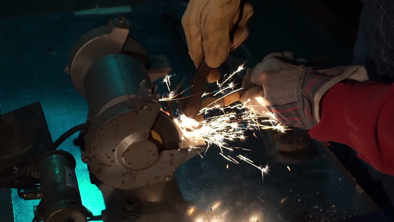 cámara lenta de herramienta afilada en amoladora de banco