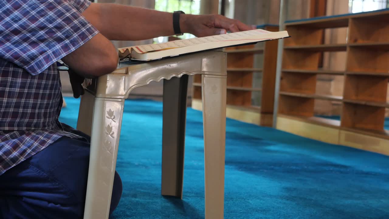 모스크 에서 꾸란 을 읽는 사람