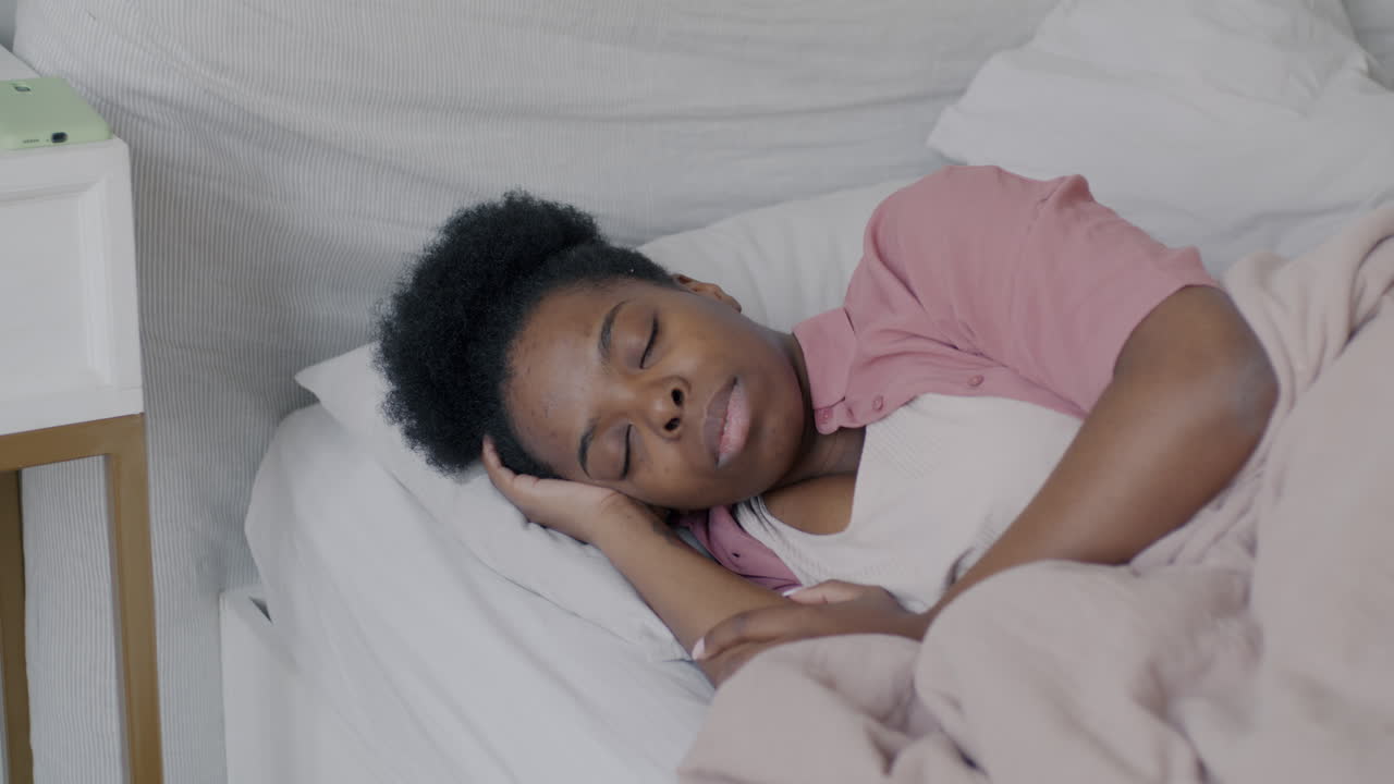 mujer durmiendo en la cama