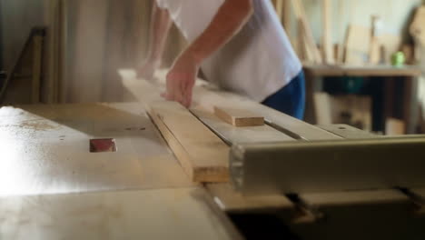 carpenter using table saw