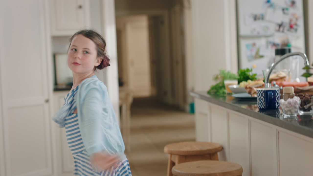 행복한 십대 소녀는 부 ⁇ 에서 춤을 추고 즐거운 주말을 보내고 재미있는 춤 움직임으로 집에서 축하하고 유쾌한 자유를 즐기고 있습니다.