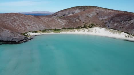 Vista-Panorámica-Aérea-De-La-Playa-Balandra-Con-Relajantes-Aguas-Color-Turquesa-Y-Clima-Soleado-En-Baja-California-Sur,-La-Paz,-México