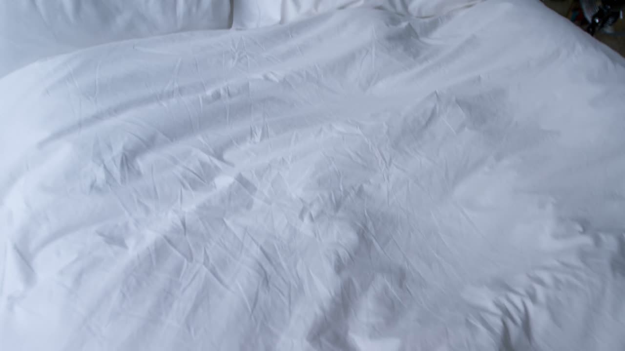 mujer acostada en la cama en el dormitorio 4k