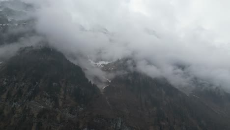 Bird-eye-view-of-Klöntalersee-lake-in-Glarus-Canton,-Switzerland