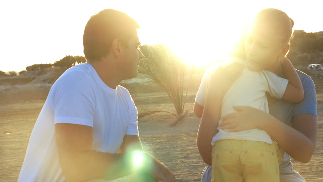 행복 한 우호적 인 가족 이 야외 에서 즐겁게 지내고 있다