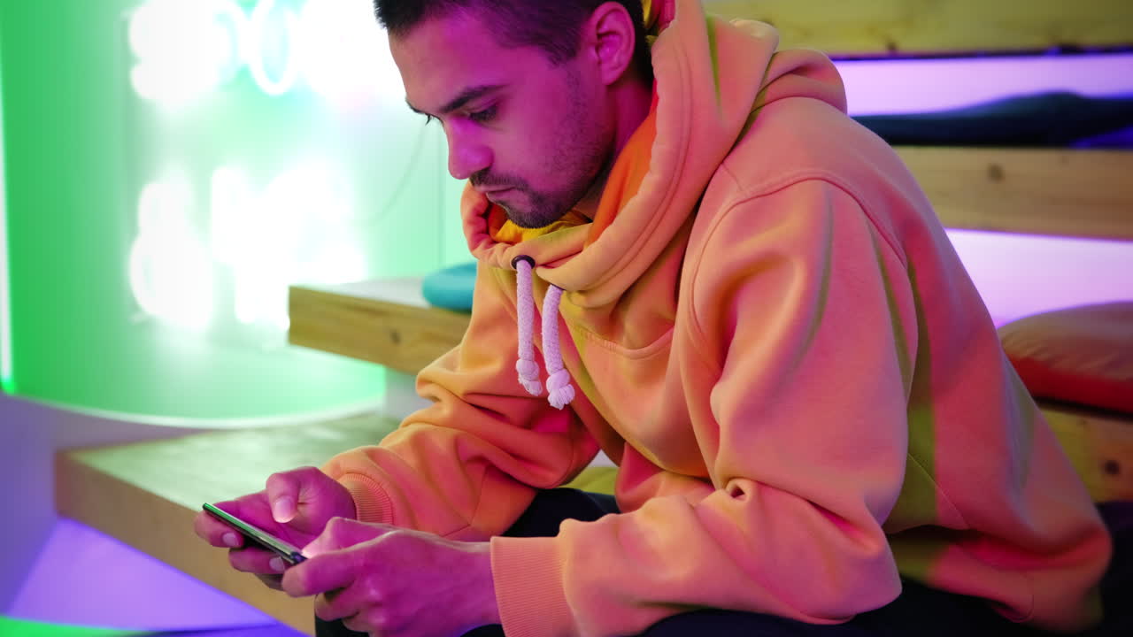 hombre usando un teléfono inteligente en un café de moda