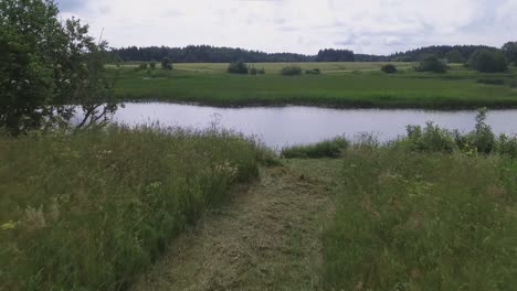 Holzboot-In-Einem-Gewundenen-Fluss