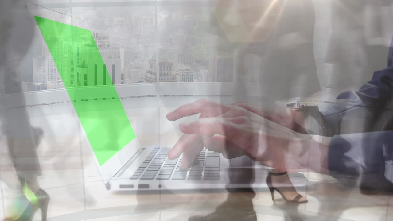 анимация деловой женщины, использующей ноутбук с зеленым экраном над ускоренными пассажирами, идущими по городу