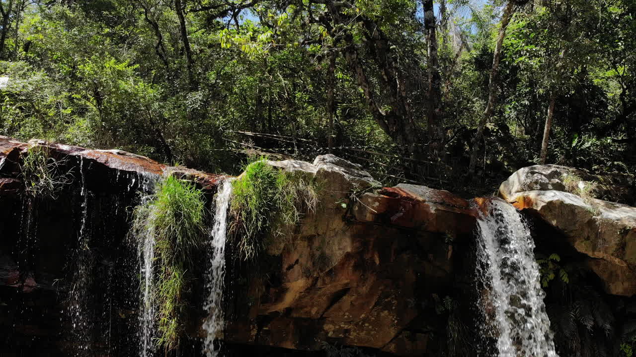 cascada valle de mariposas en são thomé das letras, minas gerais, brasil