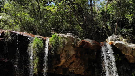 Waterfall-valley-of-butterflies-in-São-Thomé-das-Letras,-Minas-Gerais,-Brazil