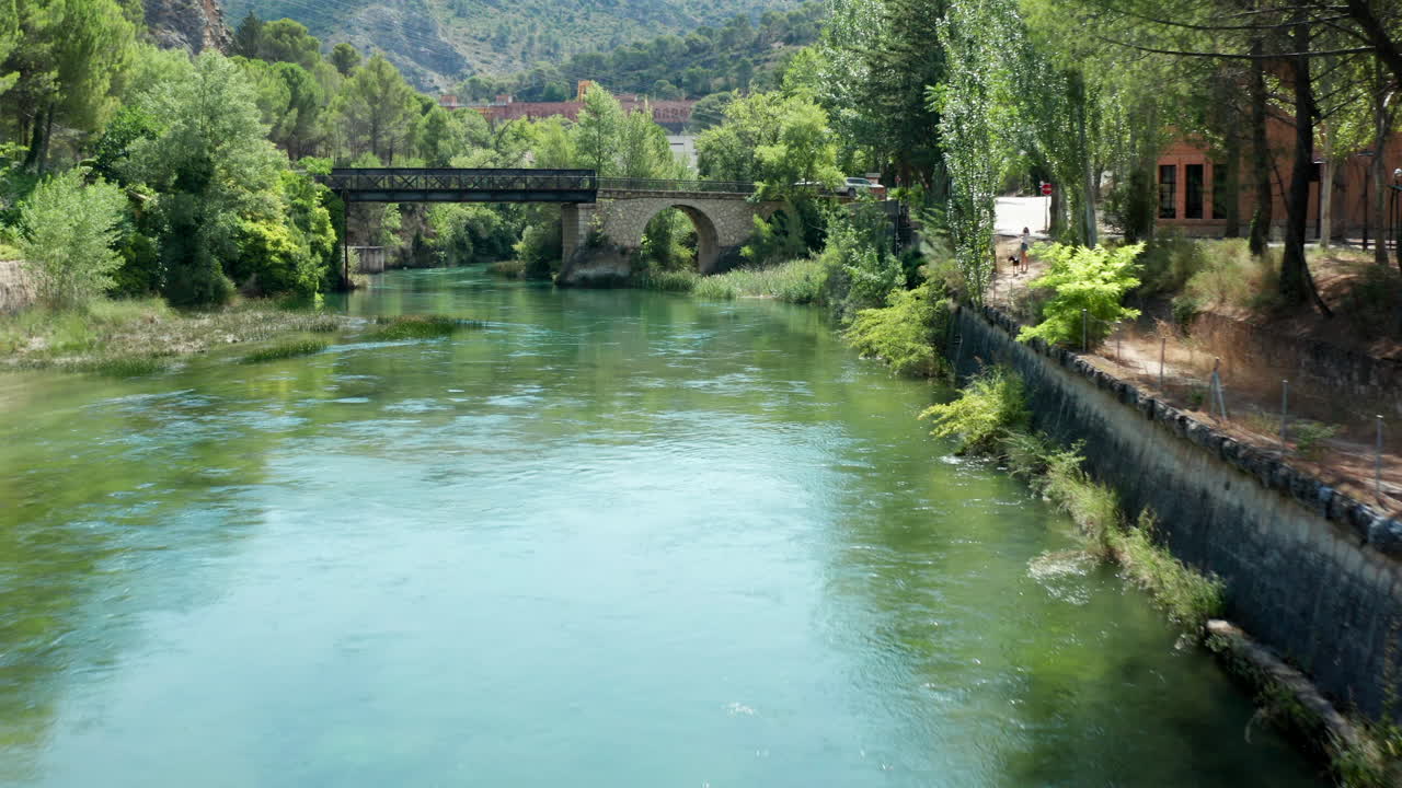 margens de rios e velhas pontes de ferro
