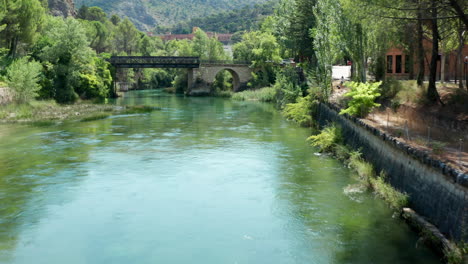 Flussufer-Und-Alte-Eisenbrücken