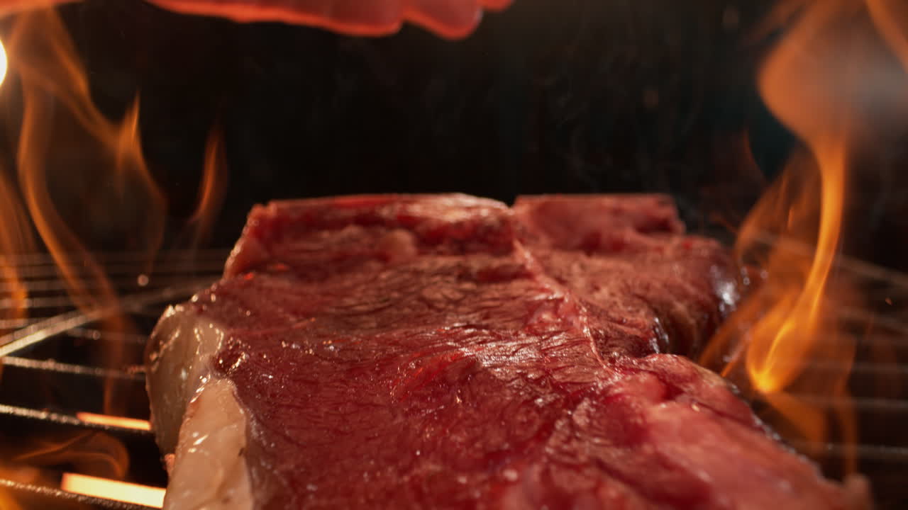 bistec a la parrilla con llamas