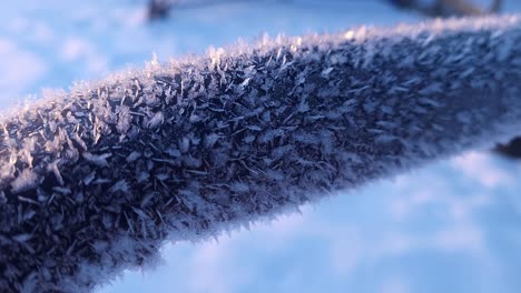 hoarfrost en un tubo de metal en un tiro macro cercano, dolly en