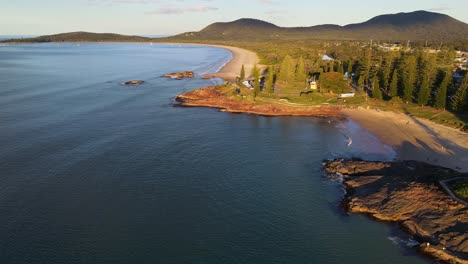 Horseshoe-Bay-Beach-Y-Monument-Point-En-Mid-North-Coast,-Nueva-Gales-Del-Sur,-Australia