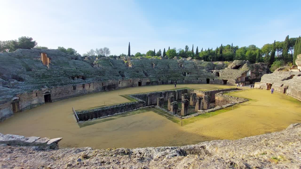 Video with a general shot of the Italica amphitheater