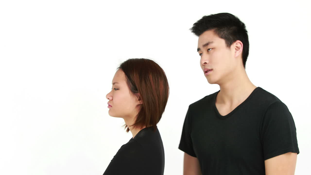 논쟁 을 벌이고 있는 젊은 부부