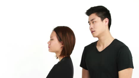 논쟁 을 벌이고 있는 젊은 부부