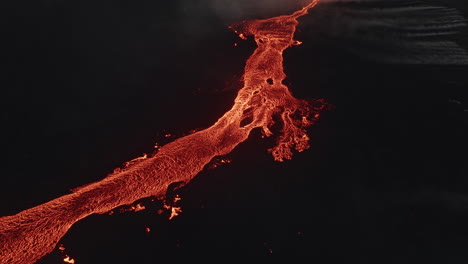 flujo de lava por la noche