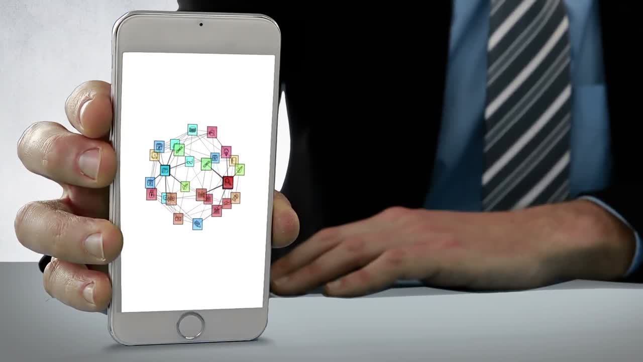 mano que muestra un teléfono móvil con interfaz digital virtual
