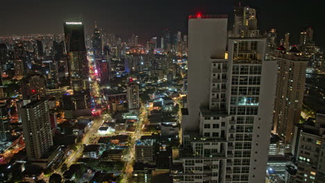 El-Hiperlapso-Aéreo-V4-De-La-Ciudad-De-Panamá-Vuela-Alrededor-De-Los-Distritos-Comerciales-Y-Residenciales-Capturando-El-Animado-Paisaje-Urbano-Del-Centro-E-Iluminando-El-Tráfico-De-La-Calle-Por-La-Noche---Filmado-Con-El-Cine-Mavic-3---Abril-De-2022