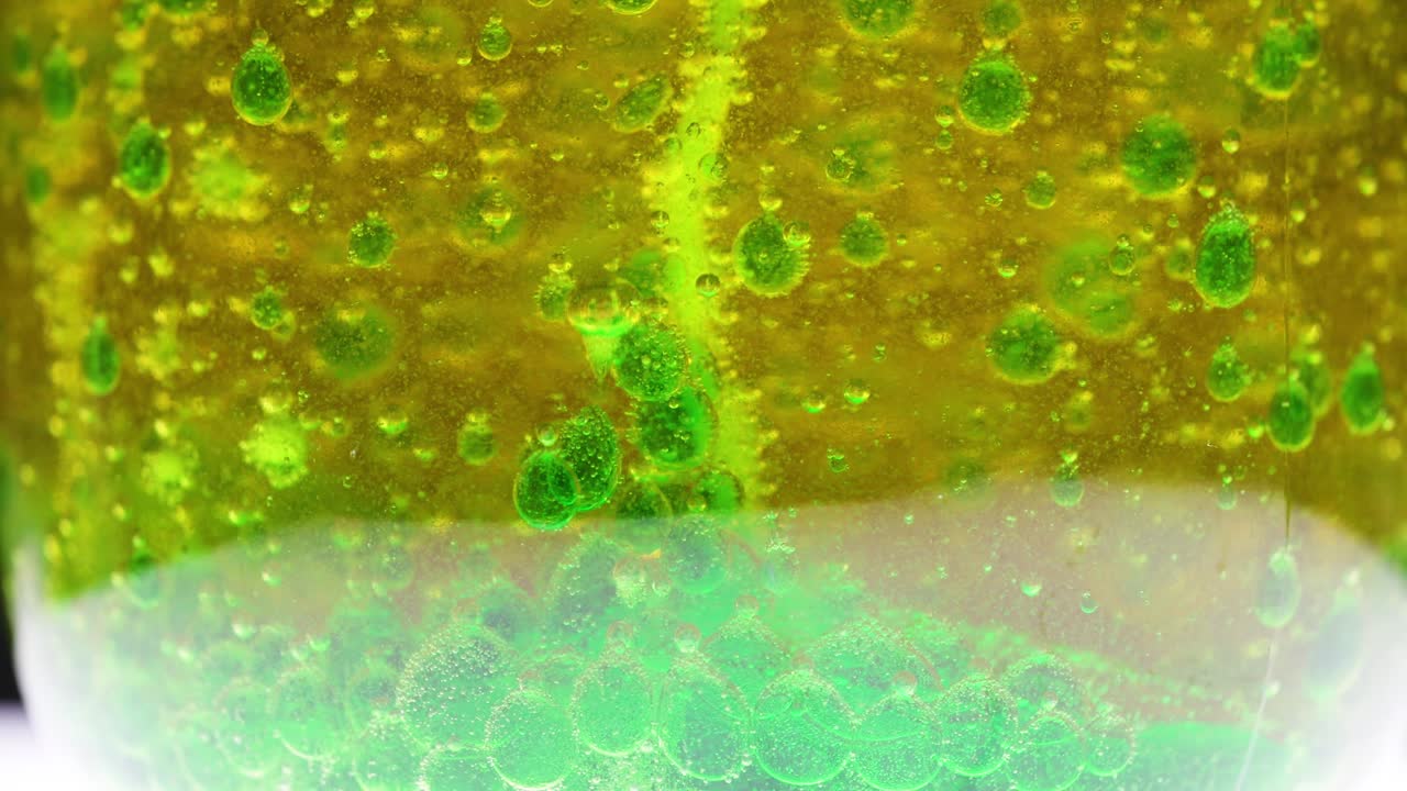 거품이 있는 다채로운 액체