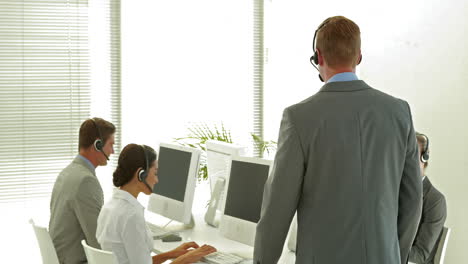 Business-Team-Arbeitet-Im-Callcenter-