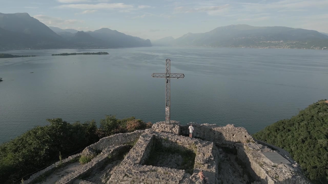 Záběr dronem na Rocca di Manerba del Garda s výhledem na Gardské jezero v Itálii