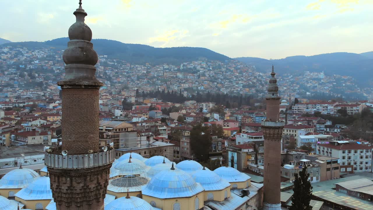 Ilmakuva Bursan historiallisesta suuresta moskeijasta dronella.